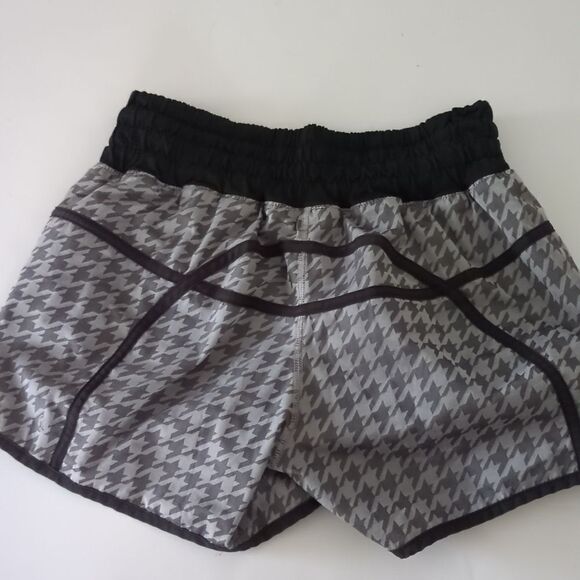 Lululemon Tracker Short II Giant Houndstooth 4” MR Sz 6 - Picture 8 of 10